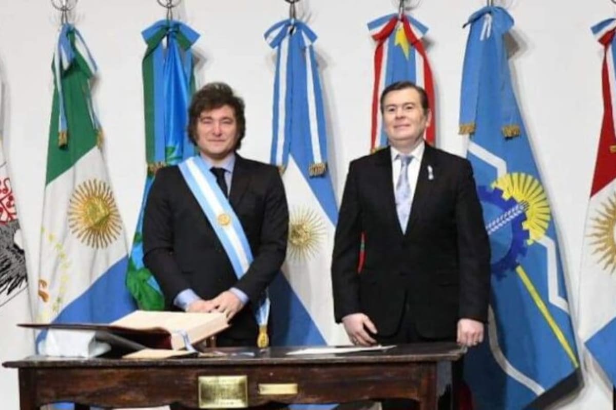 Javier Milei y Gerardo Zamora, durante la firma del Pacto de Mayo