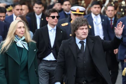 Javier Milei y Karina Milei en primer plano, y Santiago Caputo detrás
