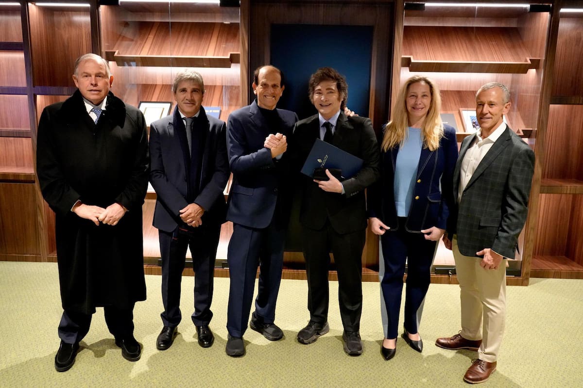 Javier Milei y la delegación argentina junto al financista Michael Milken