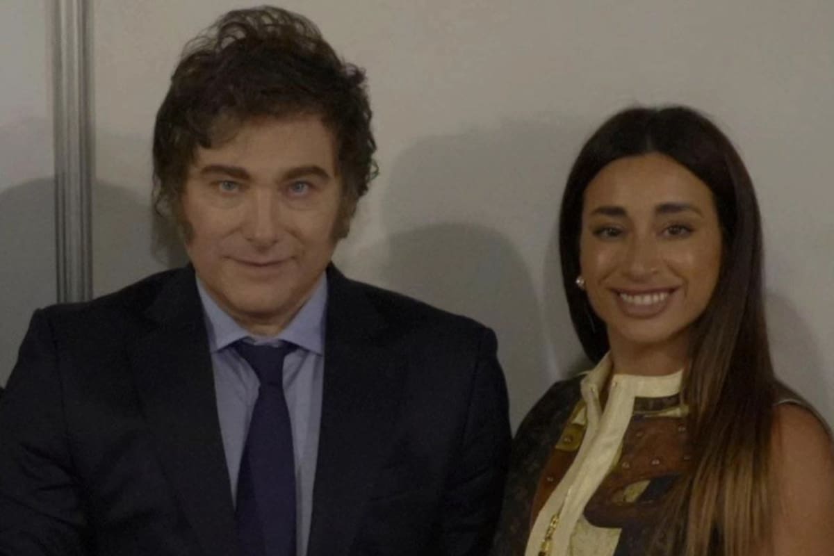 Javier Milei y Laura Belén Arrieta, que venía en la aeronave que llegó desde Miami el 26 de febrero y descendió en Aeroparque