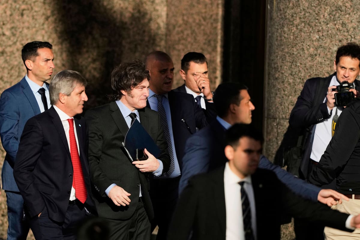 Javier Milei y Luis Caputo cruzaron de la Casa Rosada al ministerio de Economía