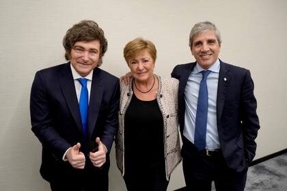 Javier Milei y Luis Caputo junto a la directora general del FMI, Kristalina Georgieva