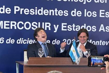 Javier Milei y Luis Lacalle Pou durante la cumbre del Mercosur en Uruguay