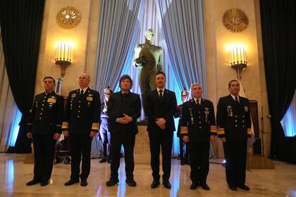 Javier Milei y Luis Petri, durante la ceremonia de entrega de despachos y sables a brigadieres, generales y almirantes