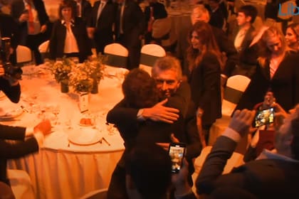Javier Milei y Mauricio Macri se abrazaron tras el discurso del presidente en la Fundación Libertad