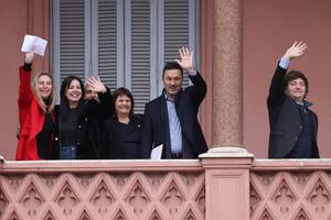 Javier Milei y miembros de su gabinete saludan desde el balcón de la Casa Rosada tras una reunión de gabinete