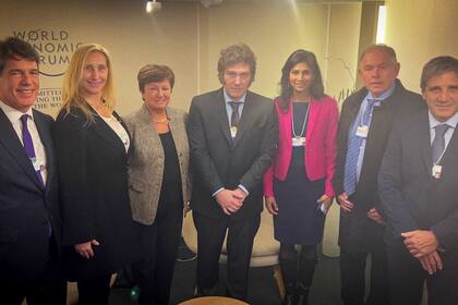 Javier Milei y parte de su equipo de gobierno, junto a Kristalina Georgieva y Gita Gopinath, en Davos.