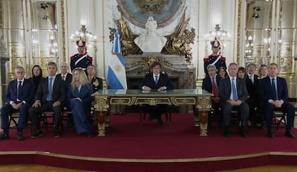 Javier Milei y parte de su Gabinete, en el mensaje emitido por cadena nacional