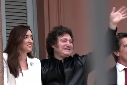 Javier Milei y parte de su gabinete salieron a saludar al balcón de la Rosada