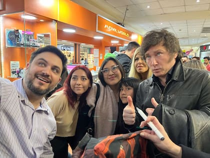 Javier Milei y Ramiro Marra, durante su visita al Shopping de Devoto