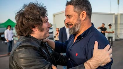 Javier Milei y Santiago Abascal, líder del partido de extrema derecha Vox (Archivo)