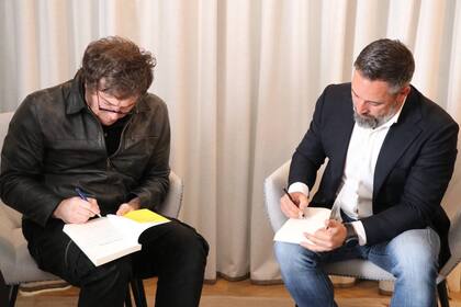 Javier Milei y Santiago Abascal se intercambiaron sus libros, el fin de semana, en España
