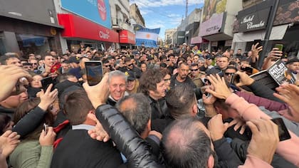 Javier Milei y Sebastián Etchevehere en una caminata por Paraná