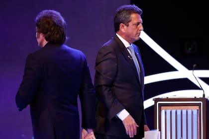 Javier Milei y Sergio Massa, durante el primer debate presidencial en Santiago del Estero