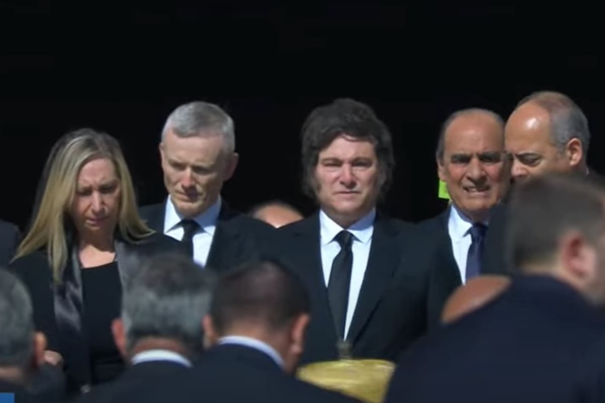 Javier Milei y su gabinete al llegar al Vaticano.