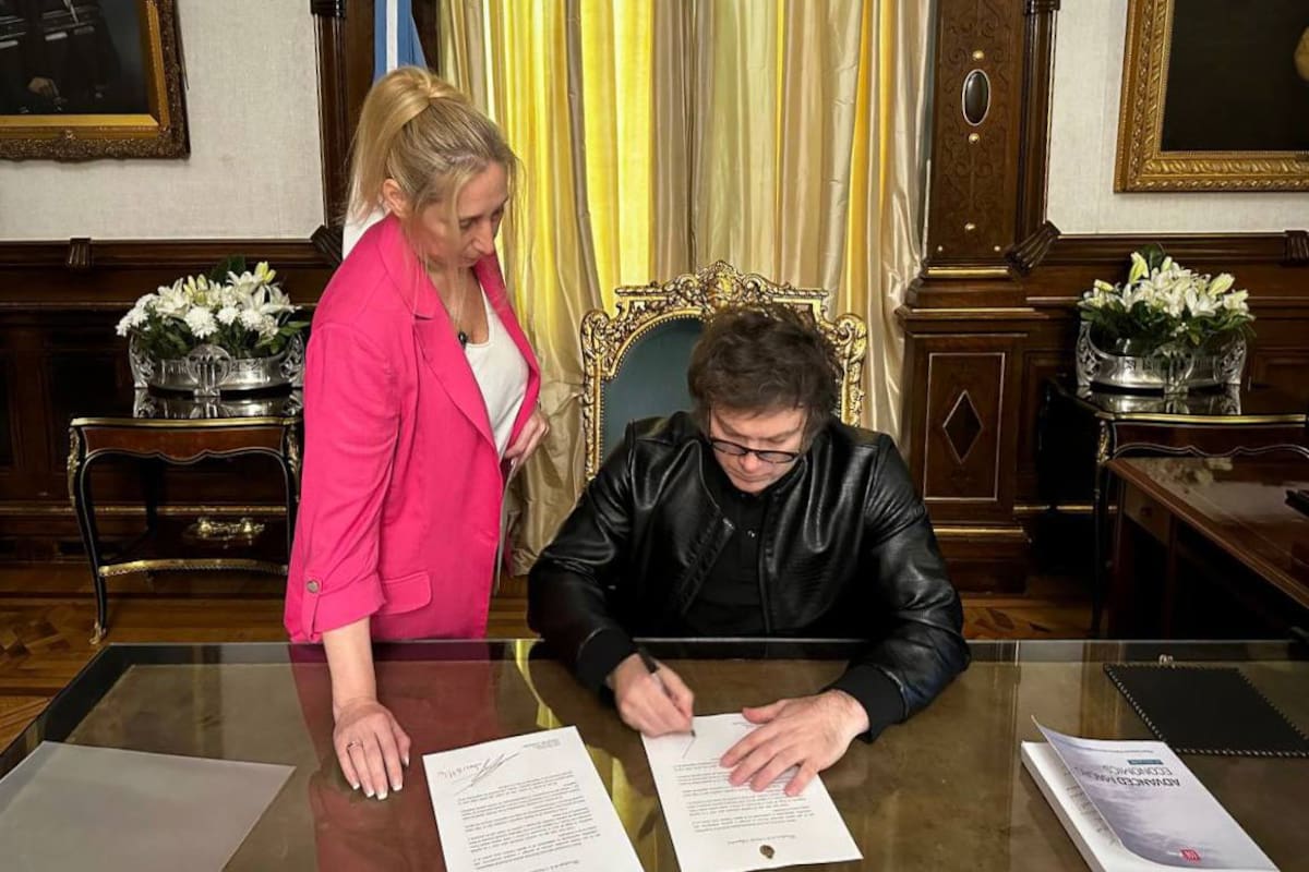 Javier Milei y su hermana Karina con la carta para el Papa