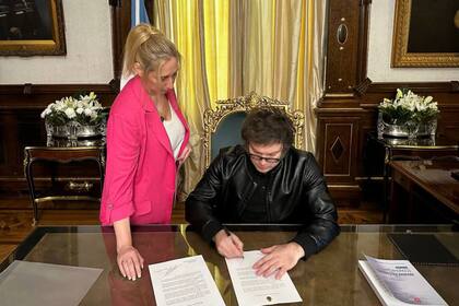 Javier Milei y su hermana Karina, cuando divulgaron la foto con la carta al papa Francisco