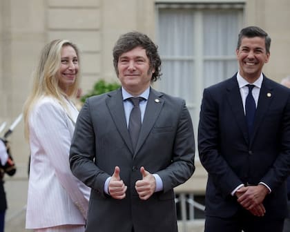 Javier Milei y su hermana Karina, en París