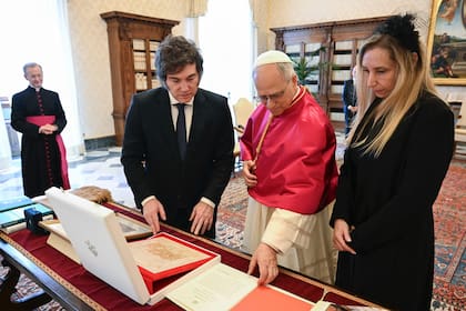 javier milei y su hermana Karina estuvieron con el papa leon XIV el 7 de junio de 2025 en el Vaticano