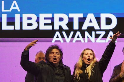 Javier Milei y su hermana, Karina Milei, en el acto de cierre de campaña de LLA en Moreno.