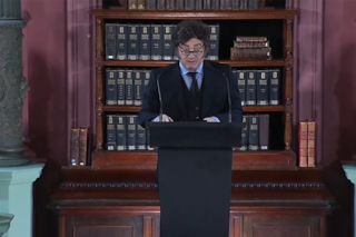 Caputo defendió el rumbo económico y dijo que el Presidente tiene “coraje”