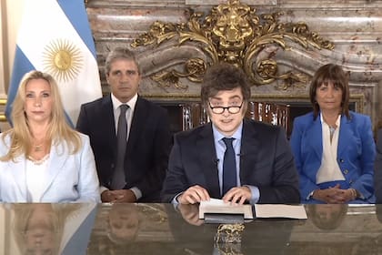Javier Milei y sus ministros durante la última cadena nacional