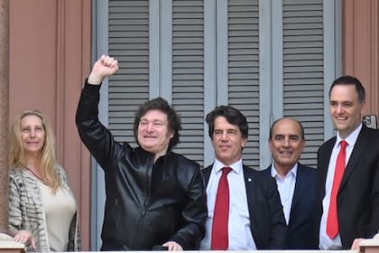 Javier Milei y sus principales colaboradores, la semana pasada en el balcón de la Casa Rosada