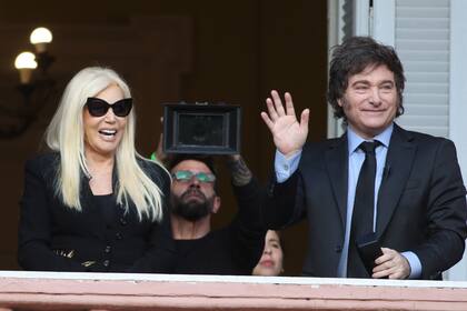 Javier Milei y Susana Giménez saludaron desde un balcón de la Casa Rosada poco después de que se difundiera el índice de pobreza del 52,9%
