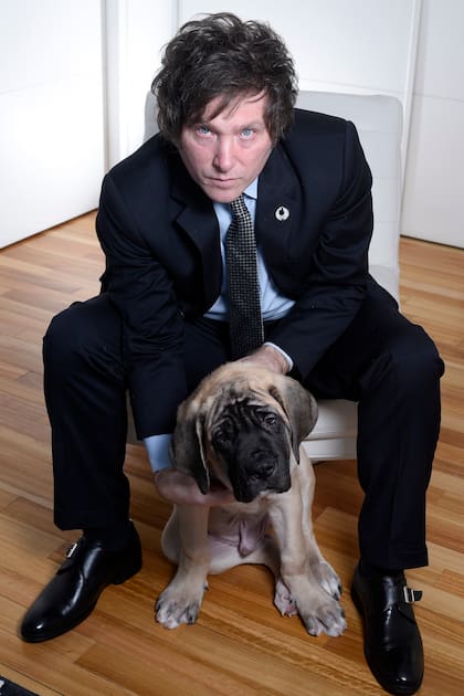 Javier Milei y uno de sus perros