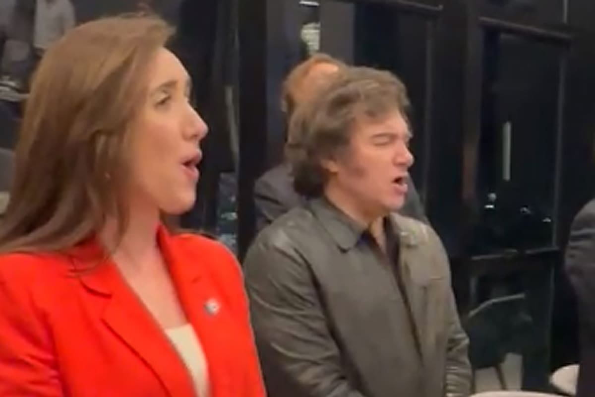 Javier Milei y Victoria Villarruel cantando el Himno Nacional, anoche en una eufórica cena en Santiago del Estero