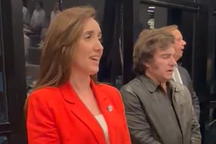 Javier Milei y Victoria Villarruel cantando el Himno Nacional