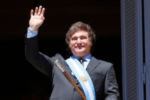 Javier Miliei saluda desde el balcón de la Casa Rosada, luego de la asunción, Buenos Aires 10 de diciembre