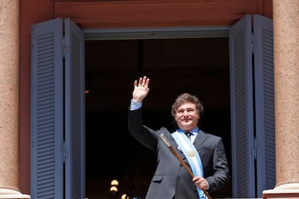 Javier Miliei saluda desde el balcón de la Casa Rosada, luego de la asunción, Buenos Aires 10 de diciembre