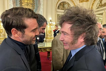 Javier Negre saluda a Milei durante un acto en la Casa Rosada