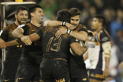 Javier Ortega Desio, Jerónimo De la Fuente, Matías Orlando y Joaquín Díaz Bonilla unidos en la celebración y la alegría: por primera vez en sus cuatro años, Jaguares es finalista del torneo más exigente del mundo fuera del nivel de seleccionados.