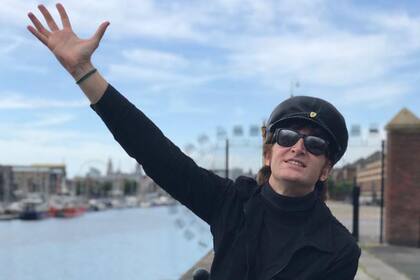 Javier Parisi es de Lanús y fue elegido por el mismo Julian Lennon, hijo del músico, para interpretar a su padre