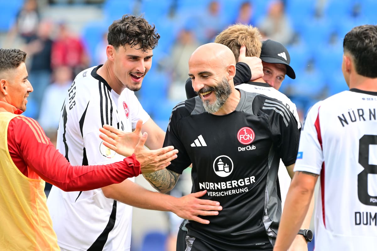 Javier Pinola con los jugadores de Núremberg, en Alemania, el club que lo tiene como uno de sus ídolos máximos.