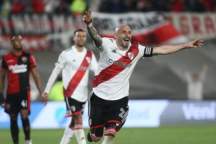 Javier Pinola, de arriba y de abajo; el defensor deberá tomar una decisión