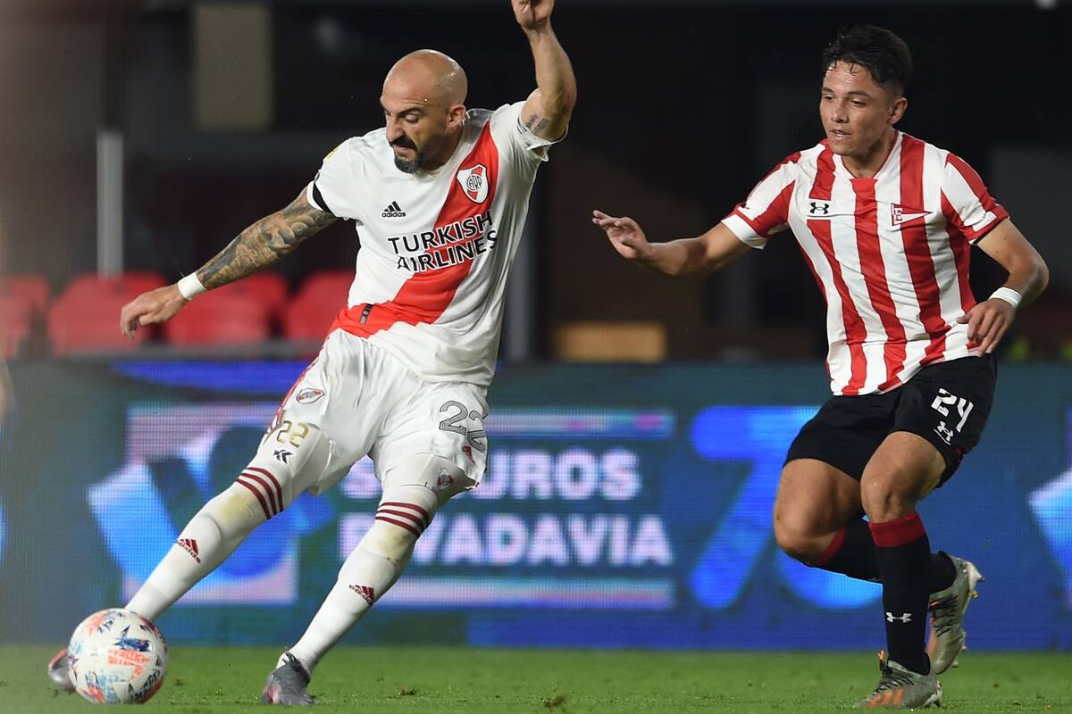 Javier Pinola patea frente a David Ayala.