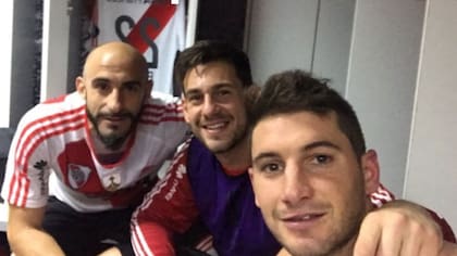 Javier Pinola y Lucas Alario fueron compañeros de Batalla, que aún hoy se manda mensajes con jugadores con quienes compartió el segmento más adverso de su trayectoria.