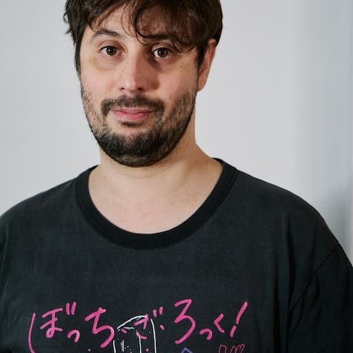 Javier Pizzini, un hombre de 35 años con parálisis cerebral (le provoca problemas motores en la parte derecha de su cuerpo y una discapacidad intelectual leve) que, por intermedio de la Fundación Discar, lleva 13 años trabajando en el sector bancario. Dentro del banco viene haciendo carrera en parte gracias al acompañamiento de Adrián, su orientador laboral (puesto por Discar). Adríán viene siendo su acompañante desde hace diez años en los que las charlas y consejos trascendieron lo laboral y fueron clave, por ejemplo, cuando Javier se mudó solo a un departamento en Nuñez.
09/06/2026.