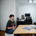 Tiene discapacidad intelectual y con el apoyo de un orientador laboral hace carrera en un banco