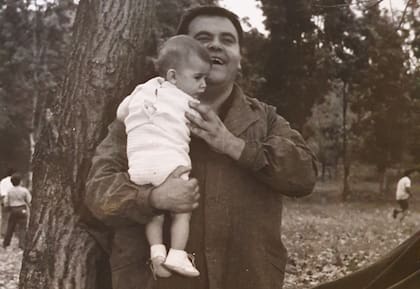 Javier Portales con su hijo a upa: otros tiempos donde la familia estaba unida