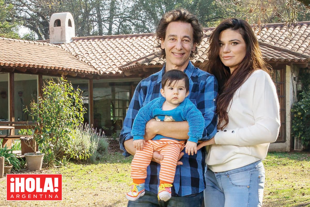 Javier posa con su mujer y su beba en el jardín de su casa. El músico también es papá de Romeo, de 19 años.