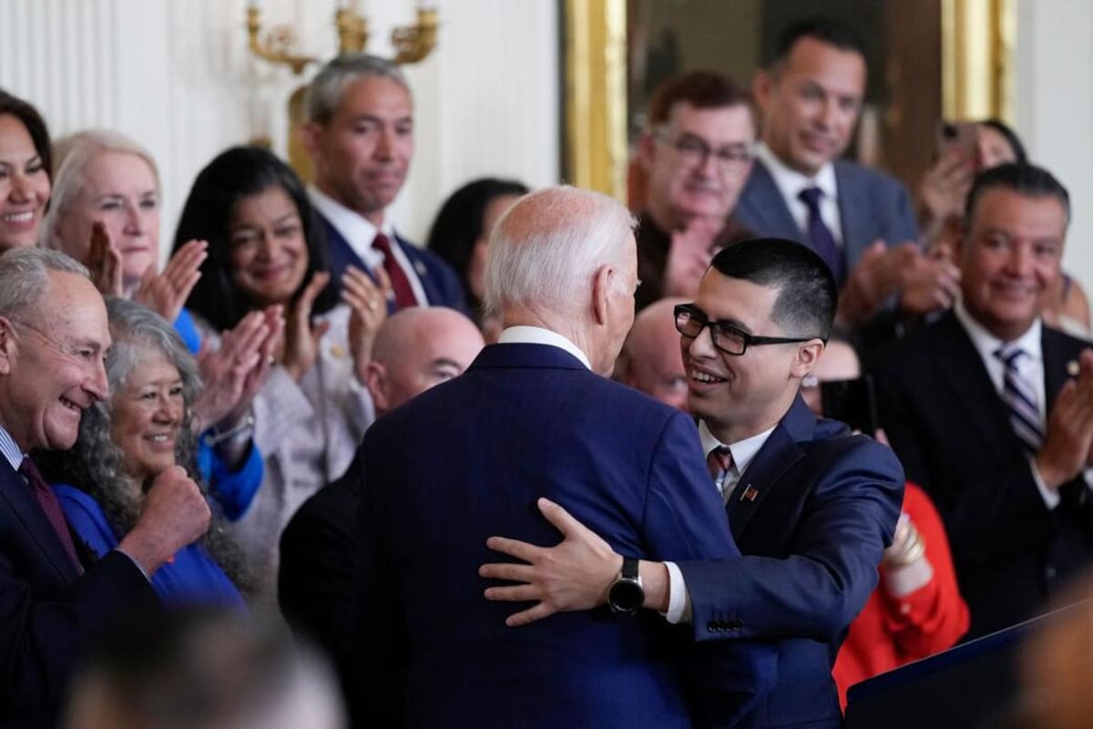 Javier Quiros y Joe Biden