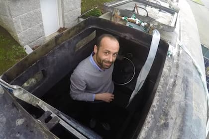 Javier Romero visitando el narcosubmarino para uno de los reportajes en su periódico, La Voz de Galicia.