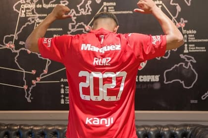 Javier Ruiz, cuando firmó su contrato con Independiente hasta fines de 2027