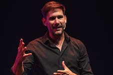 Del bosón de Higgs a los corazones rotos: cómo y cuándo son los shows en Argentina de Javier Santaolalla, el físico que convierte el desamor en ciencia