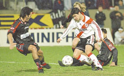 Javier Saviola desparrama rivales y desarma a Fabrizio Fuentes, el "Conejo" se fue de River a los 19 años