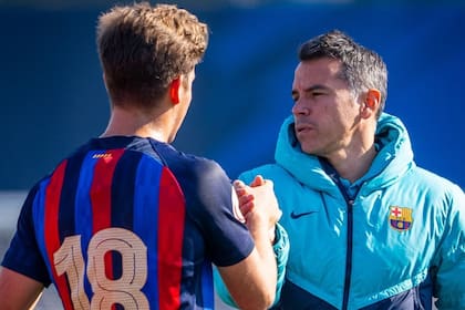 Javier Saviola, DT del Juvenil A del Barcelona, pretende inculcarle a los chicos los mismos valores que les transmitieron a él
